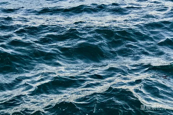 高清摄影 涟漪的水面延伸到整个画面中。