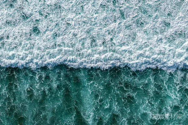 高清摄影 空中俯瞰，波涛汹涌的海浪与碧蓝的海水相接。