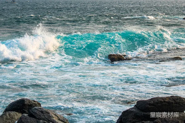 高清摄影 碧绿的海浪拍打在岩石海岸上。