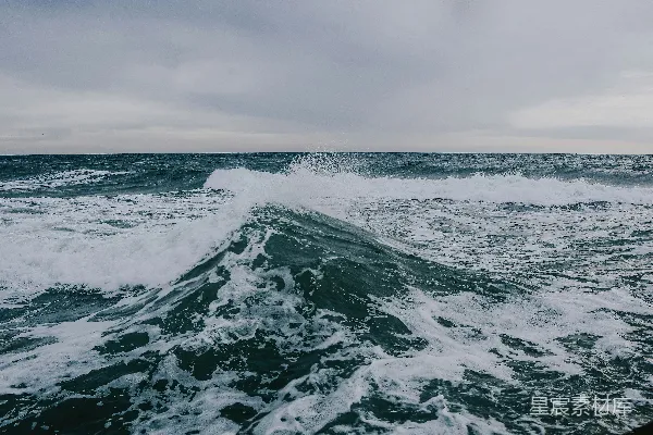 高清摄影 一片广阔的水域，波浪滚滚而来。