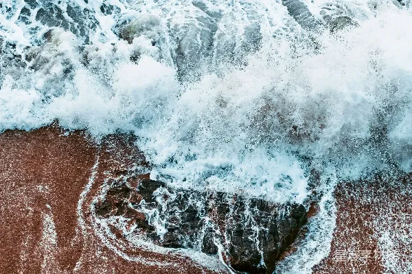 高清摄影 海浪拍打着棕色沙滩。