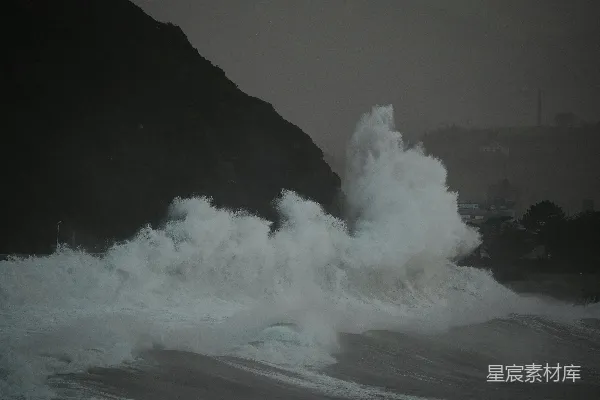 高清摄影 一个巨大的海浪冲向海滩岸边。