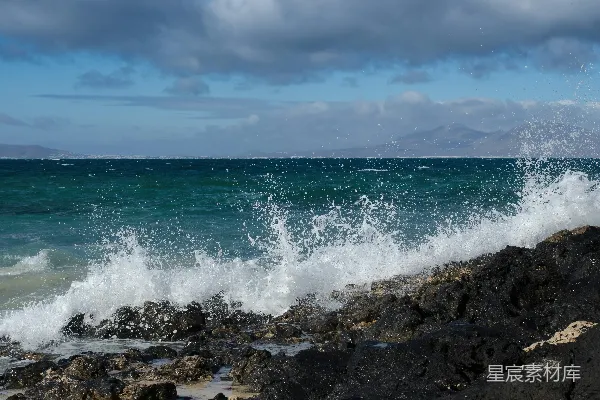 高清摄影 巨浪拍打着岩石海岸