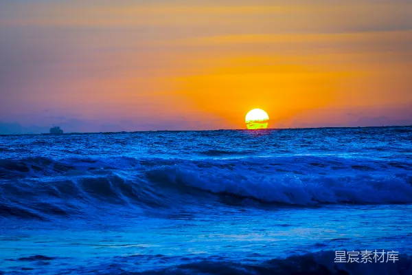 高清摄影 海浪在夕阳下拍打着海岸。