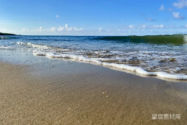 高清摄影 海浪在白天拍打着海岸