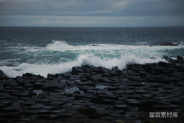 高清摄影 一大片水域靠近岩石海岸