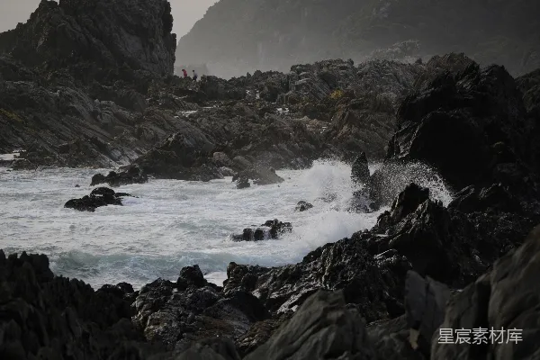 高清摄影 岩石海岸，海浪拍打着岩石。