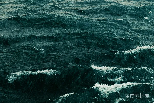 高清摄影 白天海浪拍打海岸的景象