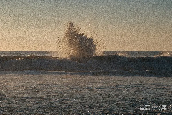 高清摄影 夕阳下海浪拍打着海岸。