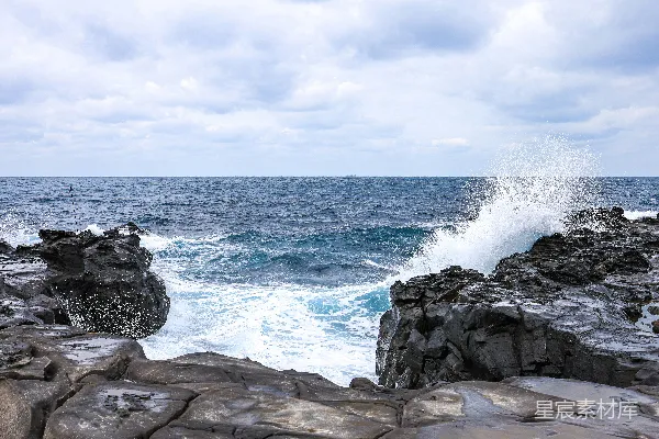 高清摄影 岩石岸上，海浪拍打着岩石。