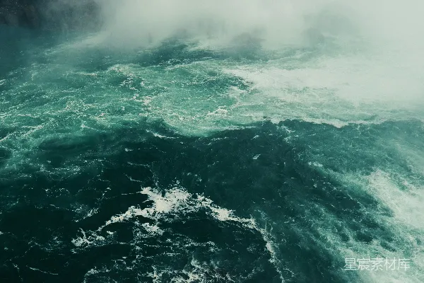 高清摄影 白天海水拍打岩石的场景