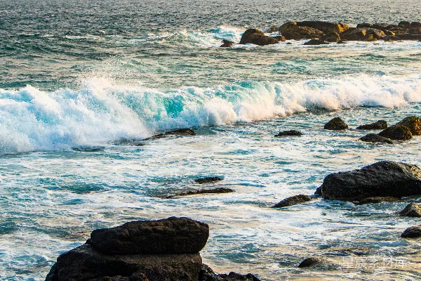 高清摄影 波浪拍打着岩石海岸线。