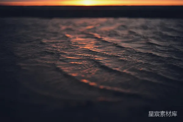 高清摄影 夕阳在海滩的水面上落下。