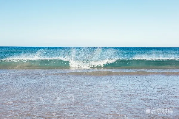 高清摄影 白天，海浪拍打在海岸上。