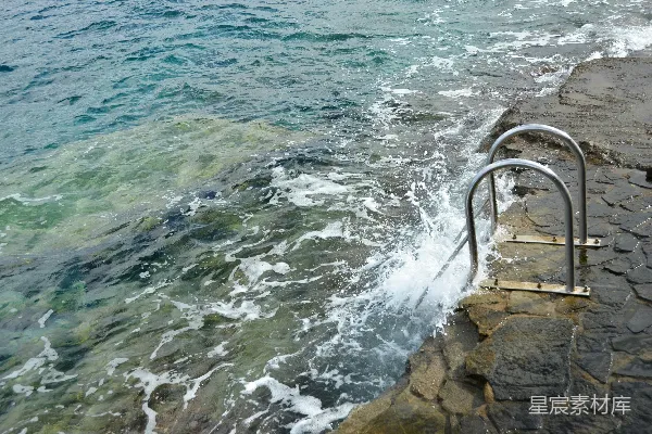 高清摄影 白天，水边的棕色混凝土楼梯