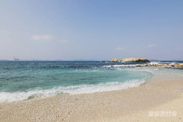 高清摄影 一个沙滩，海浪在水里进进出出。