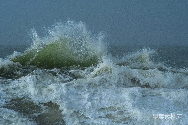 高清摄影 暴风雨天空下拍打着的海浪