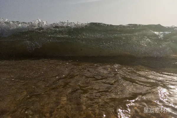 高清摄影 白天海洋波浪拍打着海岸