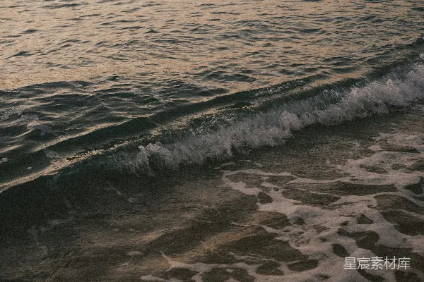 高清摄影 一个海滩，海浪正冲向岸边。