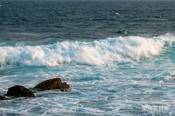 高清摄影 海浪拍打着岩石。