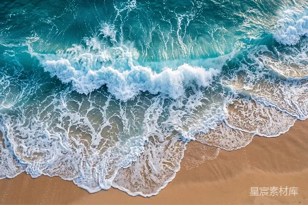 高清摄影 碧蓝的海浪拍打在沙滩上。