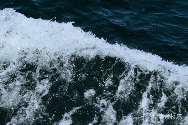高清摄影 一个人在海洋的波浪上骑着冲浪板。