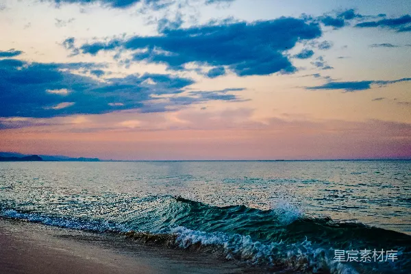 高清摄影 海浪在日落时拍打着海岸。