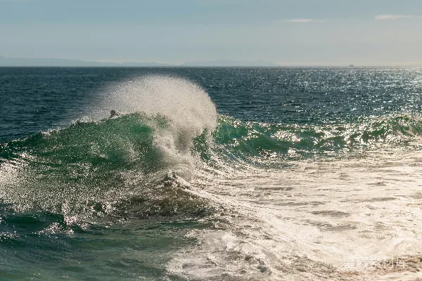 高清摄影 海浪拍打海滩
