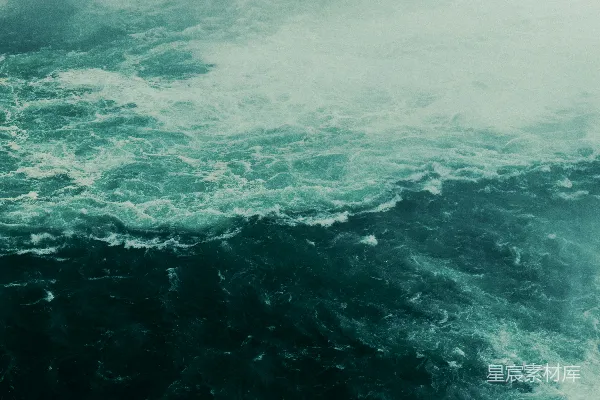 高清摄影 白天海滩上的海浪拍打着海岸线。