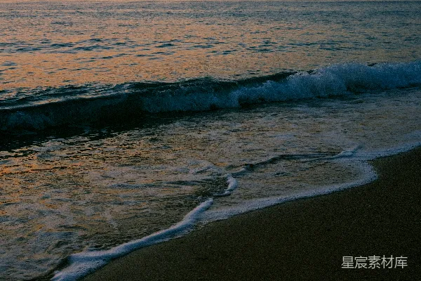 高清摄影 海滩上有海浪冲向岸边。