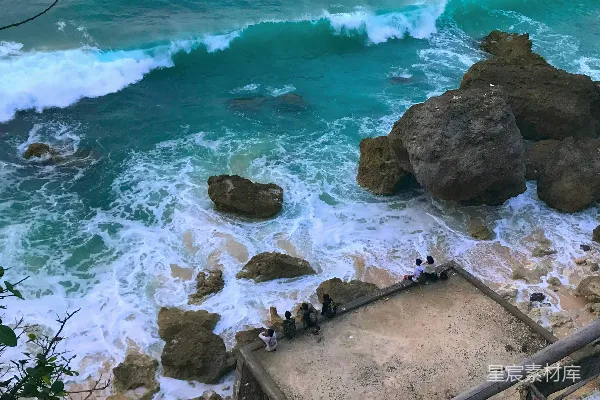 高清摄影 一群人在悬崖边的海边站着。