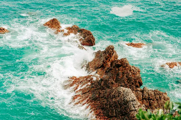 高清摄影 海浪拍打着岩石悬崖。