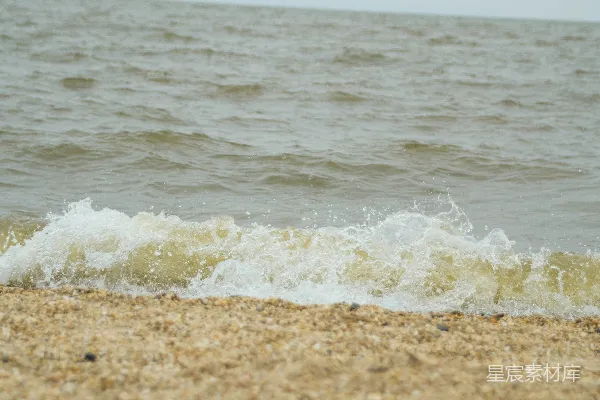 高清摄影 海浪拍打着海滩的岸边。