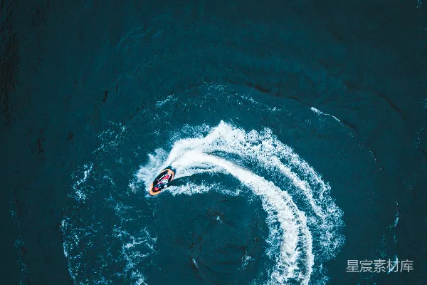 高清摄影 人在蓝水上冲浪