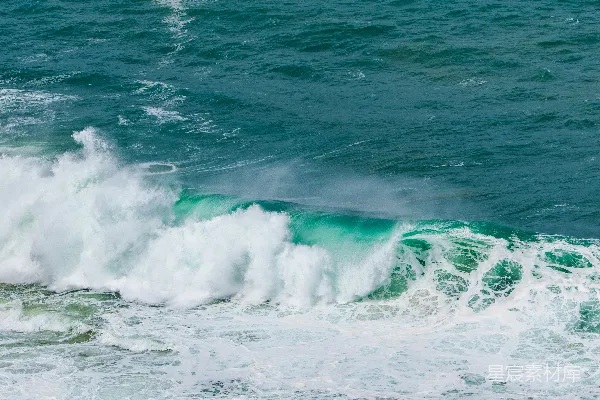 高清摄影 破碎的海浪，带有碧绿色的海水和泡沫。