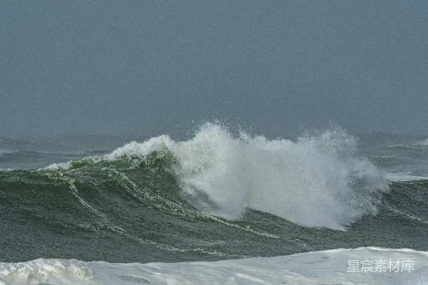 高清摄影 暴风雨的天空下撞击的海浪