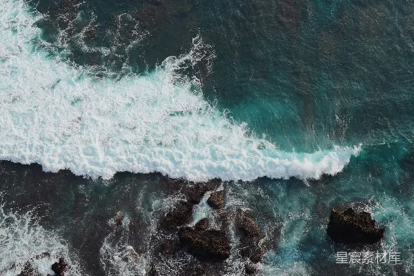 高清摄影 海浪拍打在岩石上
