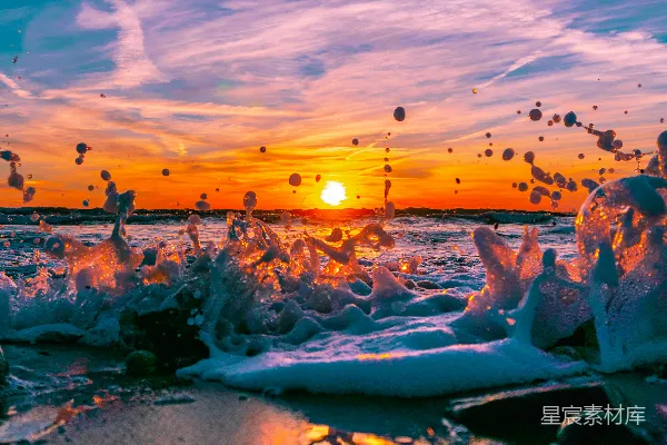 高清摄影 夕阳正沉落在一片水域上。