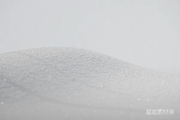 高清摄影 一个人在雪覆盖的斜坡上滑雪