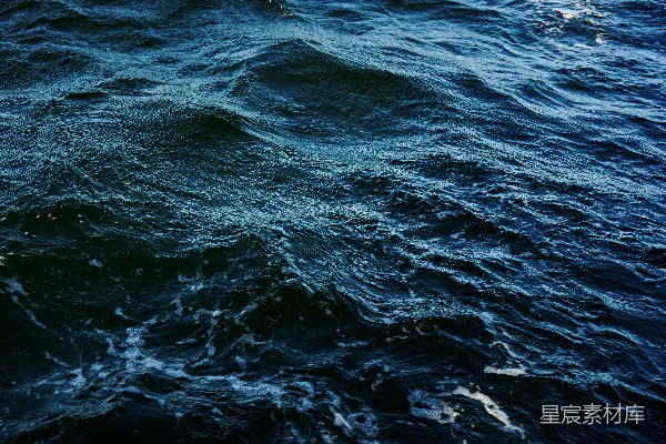 高清摄影 一片波涛汹涌的水域