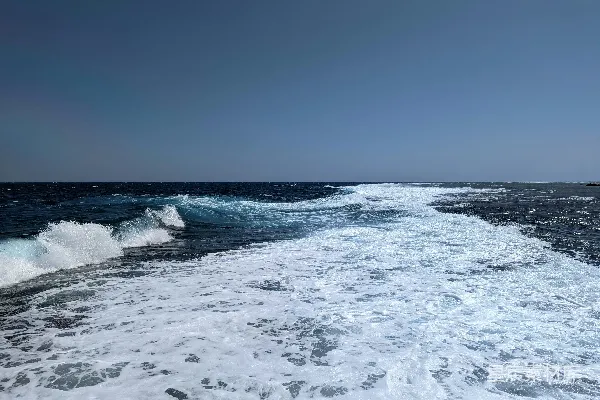 高清摄影 海浪拍打在沙滩上