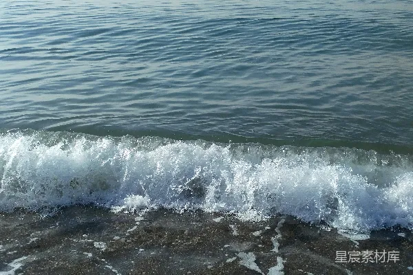 高清摄影 海浪拍打在海岸上。