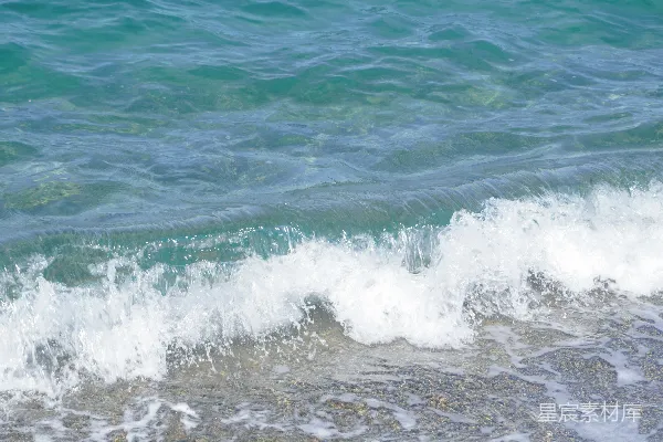 高清摄影 柔和的海浪拍打着沙滩。