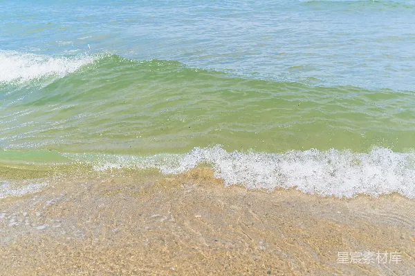 高清摄影 白天海浪拍打着海岸的声音