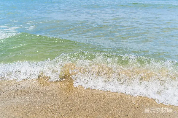 高清摄影 白天海浪拍打着海岸。