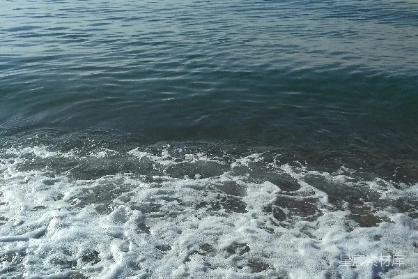 高清摄影 一个海滩，海浪正冲向岸边。