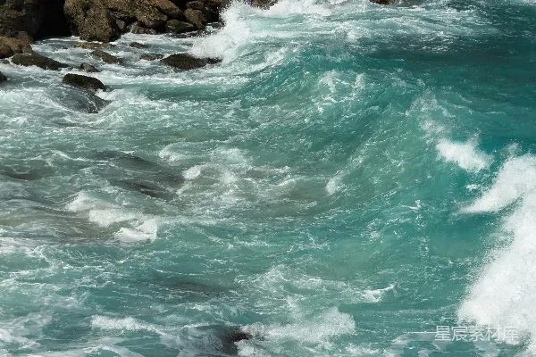 高清摄影 一个男人在海洋的波浪上骑着冲浪板。