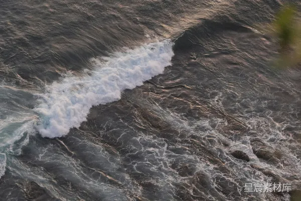高清摄影 海浪在黑暗而粗糙的海面上击碎。