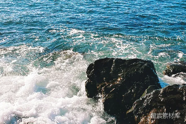 高清摄影 白天，海浪拍打着岩石海岸。