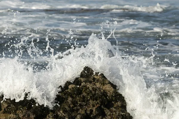 高清摄影 海浪拍打着岩石。